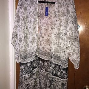 Women’s 3X Apr. 9 black and white kimono style cover